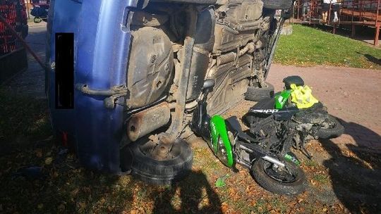 Mieli sporo szczęścia, udało im się odskoczyć. Pijany kierowca dachował