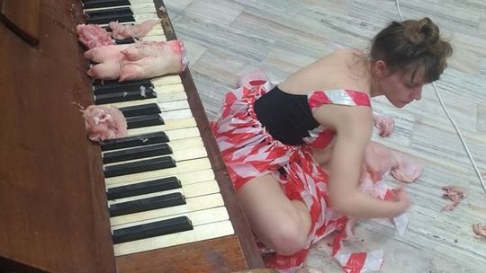 Mięso, kobieta w klatce, pianino. Artyści w galerii handlowej [zdjęcia]