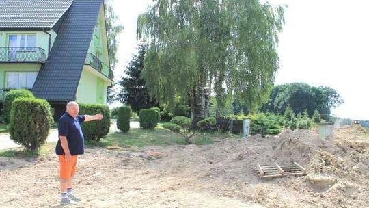 Mieszka z powstającą obwodnicą za płotem. Drogowcy: "Nie ma podstaw do wykupienia działki"