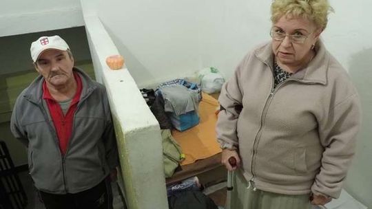 Mieszkają na klatce schodowej od dwóch lat, kiedyś mieli tu mieszkanie