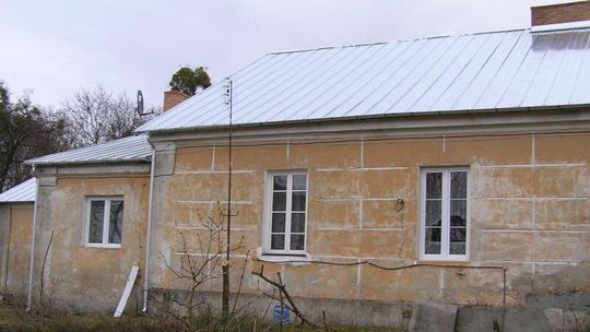 Mieszkają w podupadłym dworku, płacą jak za pałac