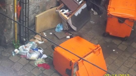 \"Mieszkam w centrum, śmieci nie odbiera nikt. Nie otwieramy okien\" (LISTY CZYTELNIKÓW)