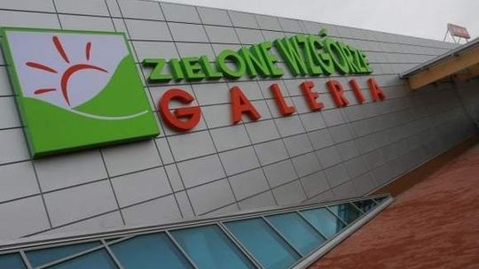 Mieszkańcy bloków zrobili z galerii garaż na zimę. Dyrekcja: dość tego!