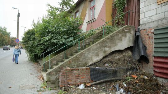 Mieszkańcy: Codziennie przechodzimy nad kilkumetrową dziurą