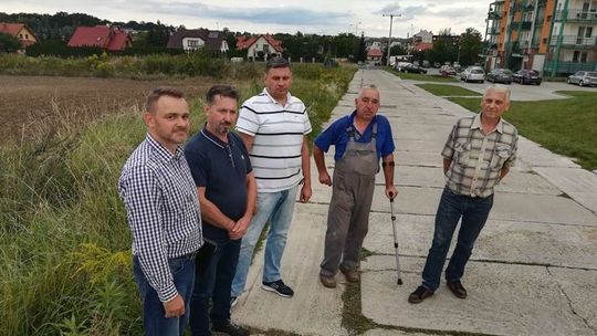 Mieszkańcy domów jednorodzinnych protestują. Nie chcą budowy nowych bloków