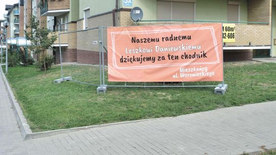 Mieszkańcy dziękują radnemu za chodnik? Oryginalny banner w Lublinie