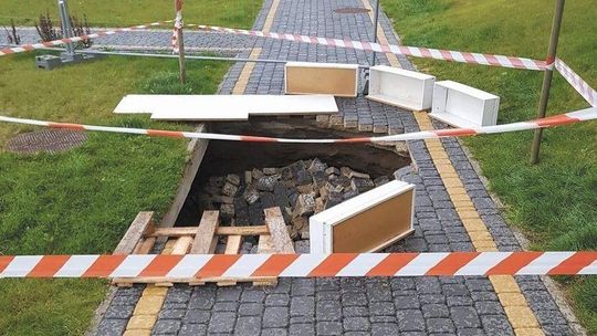 Mieszkańcy: Dziura w chodniku! Deweloper: Naprawimy