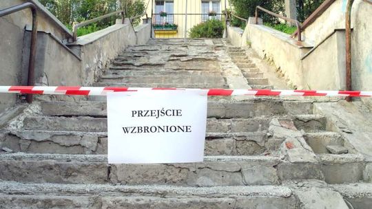 Mieszkańcy Głębokiej prosili o remont, a stracili schody