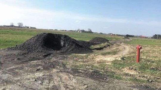 Mieszkańcy grzęzną w błocie. Gmina: powinni kupić "wyższy samochód" 