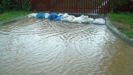 Mieszkańcy Hańska narzekają: Wody miało nie być, a jest