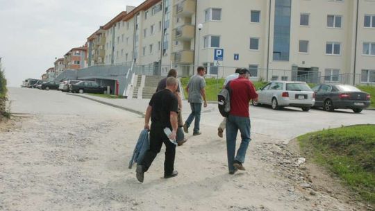 Mieszkańcy Jaspisowej grzęzną w błocie i walczą o dojazd do osiedla