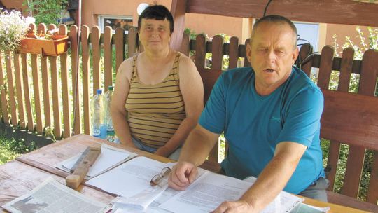 Mieszkańcy kontra sołtys. "Żużel na drogę gminną zużył na dojazd do swojej posesji"