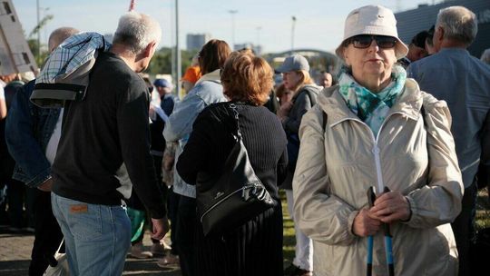 Mieszkańcy lubelskiego w drodze na marsz opozycji "Myślę, więc jestem"