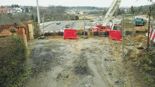 Mieszkańcy nagle odcięci od ul. Nałęczowskiej. Postawili im ogrodzenie, powstaje mur
