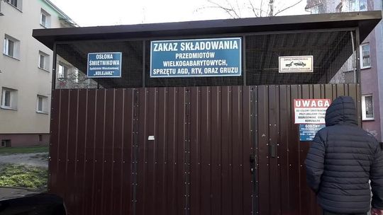 Mieszkańcy osiedla mogą wyrzucić śmieci tylko w określonych godzinach. Tak jest w jednym z miast w Lubelskim