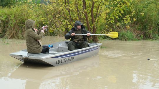 Mieszkańcy pływają łodzią po ulicy w Lublinie. Od lat czekają na zmiany