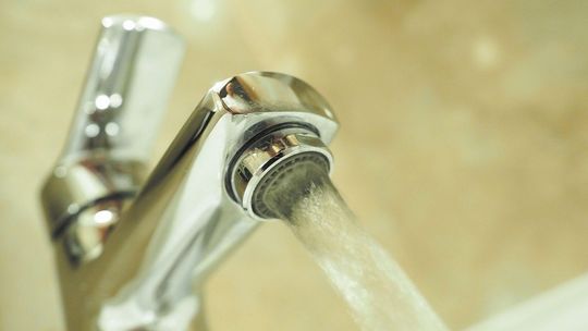 Mieszkańcy podpuławskiej gminy takiego scenariusza nie przewidzieli. Chodzi o wodę