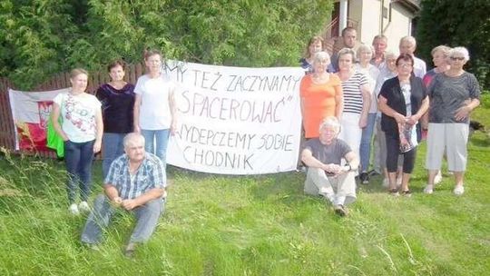 Mieszkańcy protestowali i dopięli swego. Będzie chodnik przy niebezpiecznej drodze
