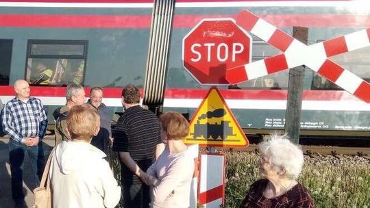 Mieszkańcy protestują przeciwko zamknięciu przejazdu kolejowego