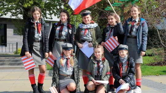 Mieszkańcy Puław dostali dwa tysiące flag od harcerek