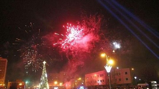 Mieszkańcy Puław powitali Nowy Rok 2018 na placu Chopina [wideo, zdjęcia]