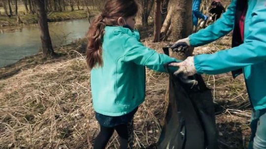 Mieszkańcy sami posprzątali brzeg Bystrzycy. Przyszły całe rodziny [wideo]
