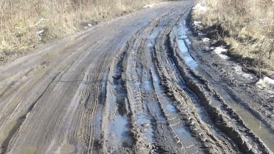 Mieszkańcy skarżą się na stan drogi. "Spodziewamy się problemu w dotarciu karetki"
