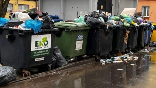 Mieszkańcy Starego Miasta toną w śmieciach. Problemem biurokracja?