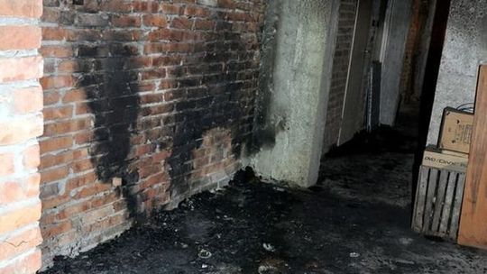 Mieszkańcy uciekali z bloku, bo w piwnicy wybuchł pożar. W krzakach siedział podejrzany