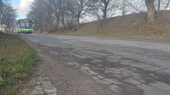 Mieszkańcy ulicy Pliszczyńskiej błagają o remont. Tak się nie da jeździć