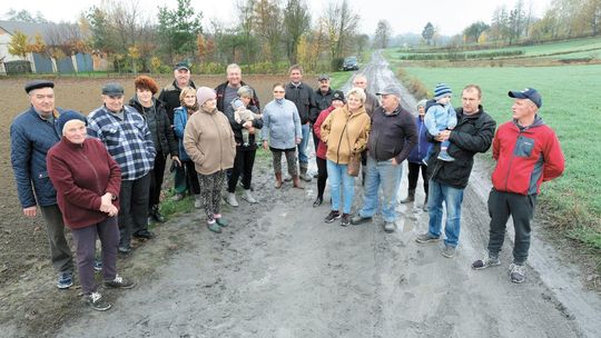 Mieszkańcy walczą o drogę. "Każdy nas zbywa. Nie jeżdżą tędy, to im nie zależy"