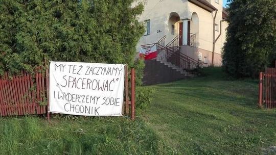 Mieszkańcy wsi wywiesili biało-czerwone flagi i transparenty. "Jesteśmy zdesperowani"
