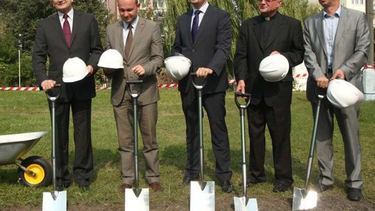 Mieszkańcy wywalczyli basen na Łabędziej, politycy się pokazali