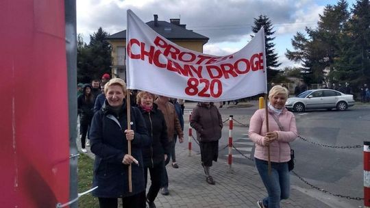 Mieszkańcy zablokowali drogę. "Przed każdymi wyborami obiecują nam ten remont. I nic się nie dzieje"