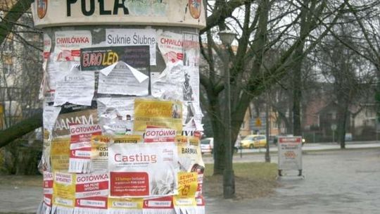 Mieszkańcy: Zostawcie słupy ogłoszeniowe, ale je czasem myjcie