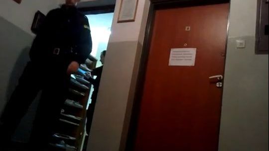 Mieszkańcy zrobili dowcip policjantom. Nagrali ich ukrytą kamerą (wideo)
