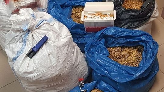 Mieszkaniec gminy Komarów-Osada odpowie za nielegalną produkcję papierosów