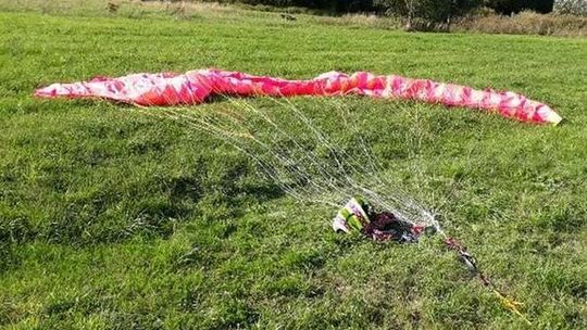 Mieszkaniec Lublina chciał poćwiczyć sterowanie paralotnią na ziemi. Nagle wiatr poderwał go do góry