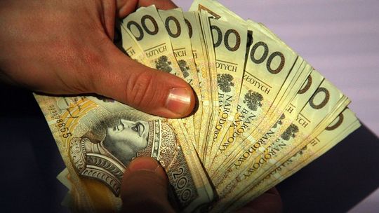 Mieszkaniec Lublina odebrał telefon. Potem pojechał do banku i wypłacił 50 tys. złotych