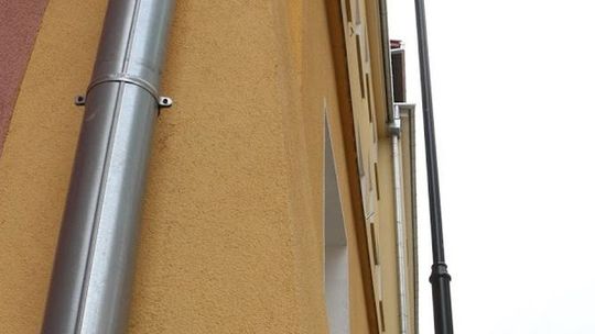 Mieszkaniec Lublina po rynnie wdrapał się do żony. Przyjechała policja