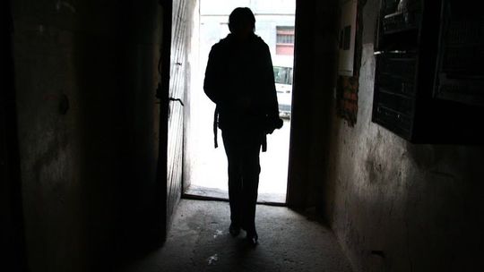 Mieszkaniec Zamościa miał być na kwarantannie. Sąsiadce nakasłał prosto w twarz