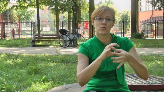 Mieszkanka Białej Podlaskiej tworzy teledyski dla niesłyszących (wideo)