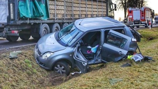 Mieszkanka Łukowa poważnie ranna w wypadku. Suzuki zderzyło się z ciężarówką