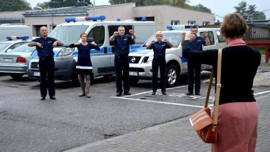 Migać każdy może. Mundurówka też (wideo)