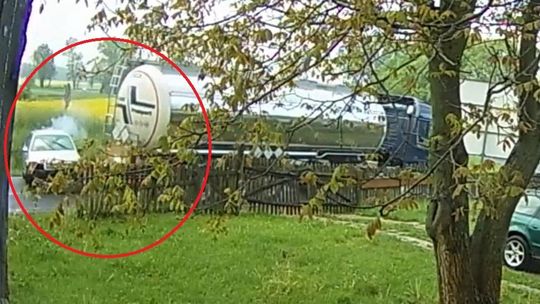 Mijając ciężarówkę straciła panowanie nad skodą. To wyglądało bardzo niebezpiecznie [wideo]