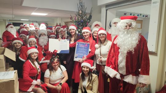 Mikołaje zawładnęły szpitalnym holem