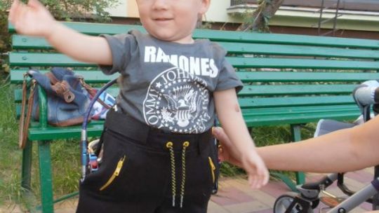 Mikołajek ma już protezy nóżek. Dzięki zbiórce nakrętek