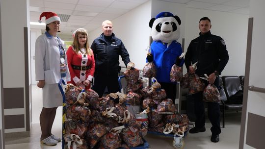 Mikołajki w Lublinie. Policjanci obdarowali małych pacjentów