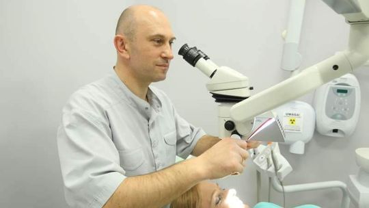 Mikroskop wydłuża zębom życie