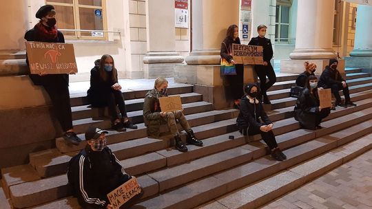 Milczący protest na schodach Ratusza. "Moja macica, nie wasz inkubator"